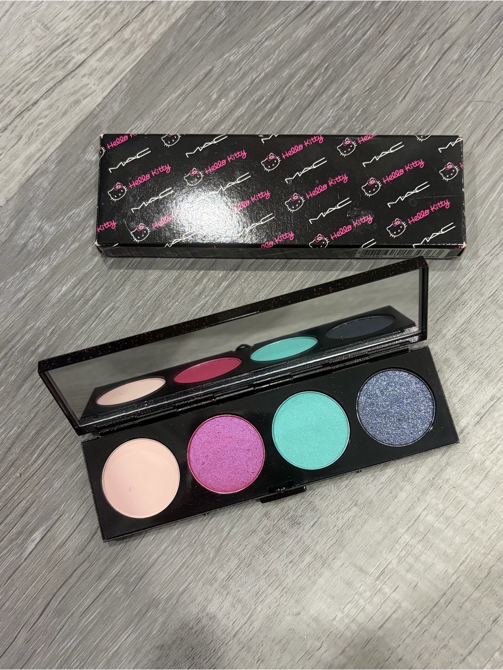 MAC HELLO KITTY VINTAGE NEW EYESHADOW PALLETE - Picture 2 of 3